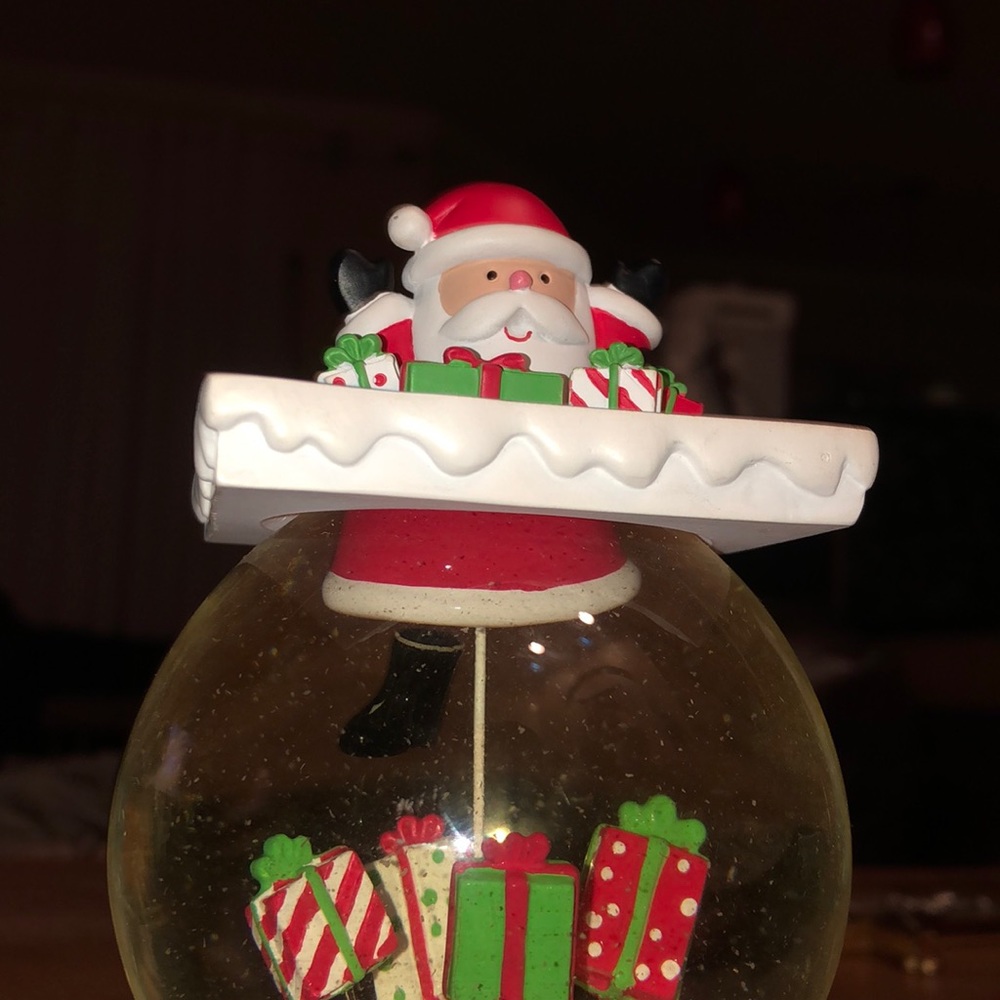 Snow globe (RARE FACTORY ERROR) missing leg - Picture 2 of 2